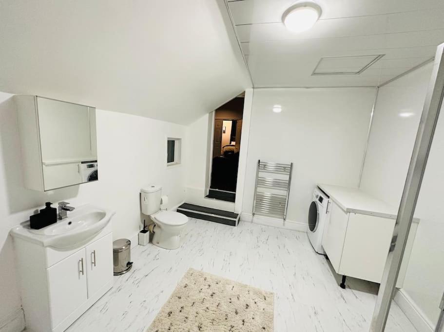Bespoke 2 Bedroom Apt Derby City Ngoại thất bức ảnh
